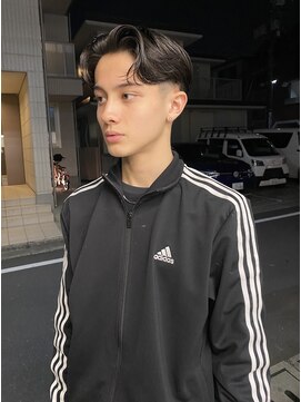 ソラ 表参道(SORA) ニュアンスパーマ、センターパート、刈り上げスタイル