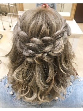 ハナハナプラス(hana hana+) 編み込みハーフアップ