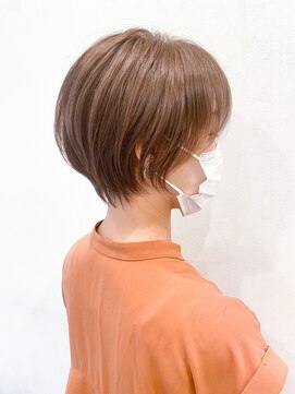 ベル(VELU) くびれショート　丸みショート　くすみカラー　艶髪