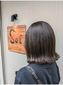 切りっぱなしボブ×オリーブベージュ