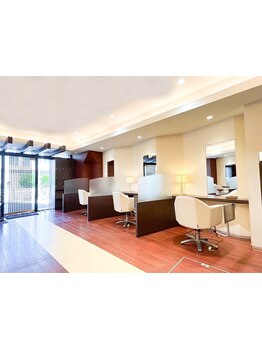 【四ツ橋駅徒歩１分】半個室で落ち着いた雰囲気の小規模サロン。髪のお悩みもお気軽にご相談ください◎