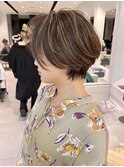 大人ハイライトグレージュハンサムショート耳かけ