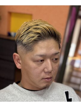 ピシャッとニ代目銀二郎 金髪スキンフェードカット