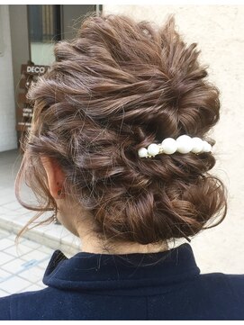 デコヘアー キートス(DECO HAIR kiitos) くるりんぱとロープ編みのシニヨンアレンジ