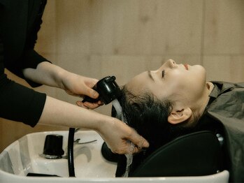 カラー&髪質改善＆ヘッドスパ専門店の写真/【銀座/東京/有楽町】周りを気にせずリラックス☆日々の疲れを解消！癒されながら美しくなる極上のひと時を