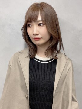 アイユー(ii+U) 大人可愛い外ハネ　ミディアム　アッシュベージュ