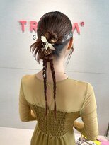 トリッカ シブヤ(TRICCA SHIBUYA) ポニーテールヘア/三つ編みアレンジ/タイとヘア/カチモリ/
