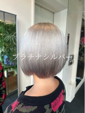 ダブル アンダーバー サロン(W_SALON) 【W_SALON 河原町】プラチナシルバー/丸みボブ