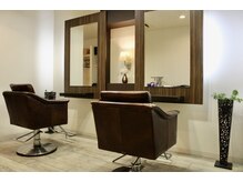 落ちついた色合いの店内　座席数2席のプライベート空間