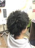 ツイストパーマでラウンドシルエット、ツーブロック
