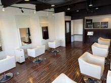 ウシワカマルガーデン(ushiwakamaru Garden)の雰囲気（施術スペース1　ガラス張りで明るいセット面が7席）