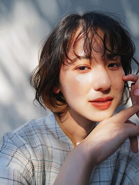 シー 岡崎(,SHE) 前髪くしゅっとボブ