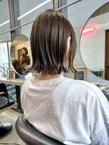 アシェット(assiette)&nbsp;外ハネ　ぱっつんボブ　アッシュベージュ【川野　光】