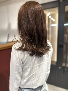 アトリエ(atelier.) セミディ レイヤー グレージュカラー 外ハネアレンジ