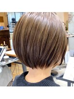 アフロート ルヴア(AFLOAT RUVUA)&nbsp;「岩田莉奈」地毛風縮毛矯正 ひし形ショートボブ 白髪染め 新宿