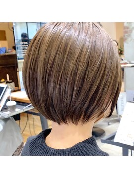 アフロート ルヴア(AFLOAT RUVUA) 「岩田莉奈」地毛風縮毛矯正 ひし形ショートボブ 白髪染め 新宿