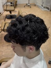 《強めのパーマを求めるなら》プードルパーマはしっかりとしたボリューム感で、古着系ファッションと相性◎