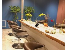 カフネ(CAFUNE)の雰囲気（植物やアートがたくさんあるゆとりのあるフロア）