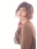 大人かわいい無造作カールとデザインカラー小顔丸みショートボブ