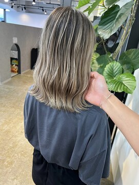 メリー オオサカ(Merly Osaka) ちょっぴりスモーキーなベージュ！コントラスト バレイヤージュ