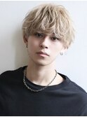 金髪ハイトーンカラーニュアンスパーマショートマッシュ