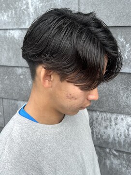 ヒュイル バイ ニアウ(Hwyl by Niau) ニュアンスパーマメンズカットパーマセンターパートスパイラル