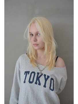 タス(tas) 夏のお洒落ヘアは抜きっぱなしハイトーンのレイヤースタイル！