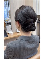 ヴィサージュクルー(VISAGE crew) シンプルにまとめたシニヨンデザイン!お呼ばれヘアにおすすめ!