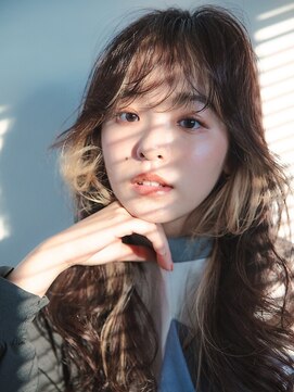 シー 岡崎(,SHE) ベージュインナーのバイカラーロングレイヤー