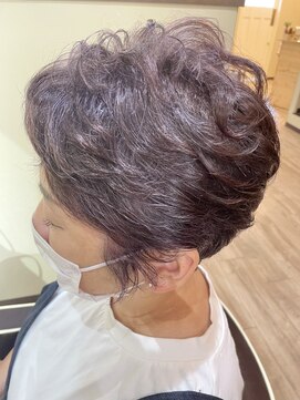 ラテ 上尾(Latte) 癖毛を生かしたガーネットショート。