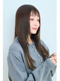 ぱっつんバングがかわいいロングスタイル
