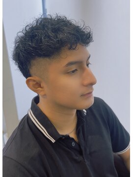 ワースホワイル(WORTH WHILE) 刈り上げセンターパートサーフカールフェザーパーママレットヘア