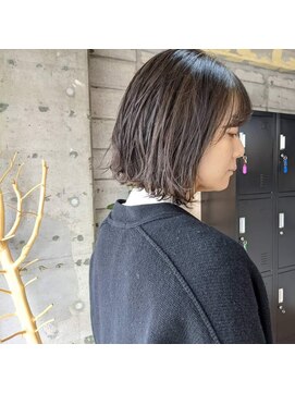ローハ アゲオ(Lowha -ageo-) 内巻き&外ハネのミックス巻きで作るラフなボブスタイル
