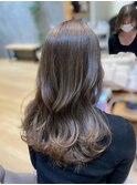 プラチナグレージュレイヤーカットブリーチなしカラーくびれヘア