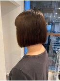 グレージュ切りっぱなしボブ前髪ありミニボブミルクティベージュ