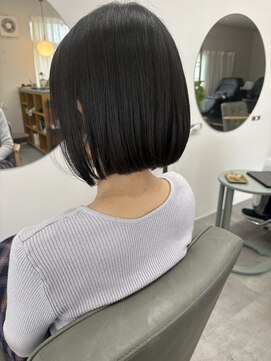 カミヤ エシュ(kamiya esyu) 前下がり切りっぱなしボブ