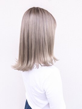 デビュー ヘアーメイク 外ハネミディアム　グレージュカラー