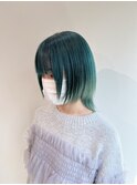 エメラルドグリーン