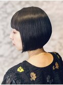 前髪あり前下がりモードボブ