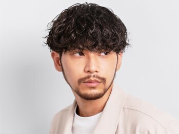 レタッチ バイ フィフス 天神大名(RETOUCH by fifth)の写真/強めリッジが人気の《波巻きパーマ》にヒゲや眉毛を整えることで色気のある大人男子に*[天神/メンズカット]