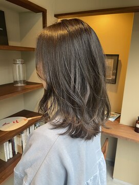 イニ(ini) 伊達　柔らかアッシュベージュカラー◎