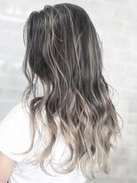 オーブ ヘアー ルアナ 広島横川店(AUBE HAIR luana) 【AUBE HAIR】シルキーグレーハイライト_耳かけウェーブ