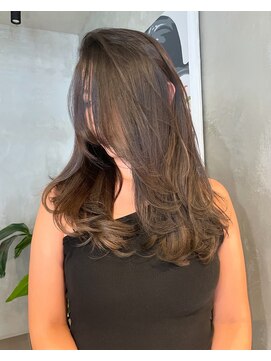 ブルックス 色気ヘア　色気レイヤーカット　オリーブグレージュ