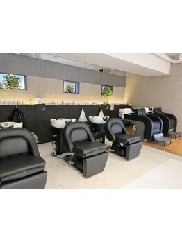 白髪に悩む大人女性へ、ナチュラルに白髪をカバーするお手伝いをします！プロの技術で悩みを解決へ導く★