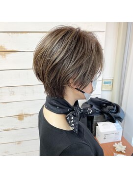 ハーツ(Heart's) 40代50代60代/脱白髪染め白髪ぼかしハイライトショートボブ