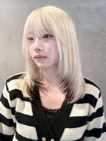 シオン(shion)&nbsp;ミディアムホワイトベージュブロンド顔周りレイヤー_ba576921