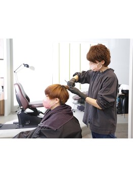 様々なカラー剤を揃えているので、理想の色味を実現可能☆白髪隠しのハイライトなどもお任せください◎