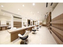 アッシュ 新子安店(Ash)の雰囲気（白と木目を基調とした店内。広さもあり落ち着いて過ごせます。）