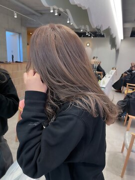 クーナバイトマト 横浜(Cuna by TOMTO) 【MISATO】グレージュカラー_ハイトーンカラー_レイヤーカット