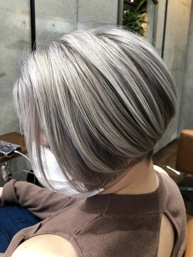 リィリ バイ ロダット 横浜(rili by LODAT) ショートボブ×パールシルバー【rili横浜】